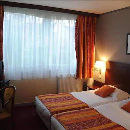 Aerotel Versailles Cyr - L'etape Du Silence Hotel