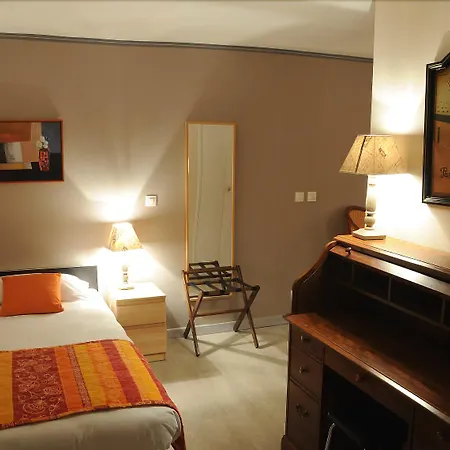 Hotel Aerotel Versailles Cyr - L'etape Du Silence 3*