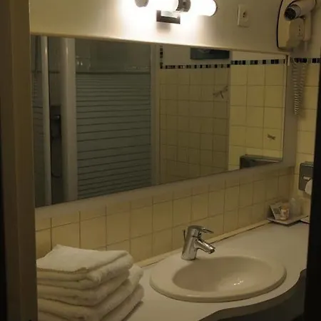 Hotel Aerotel Versailles Cyr - L'étape Du Silence 3*